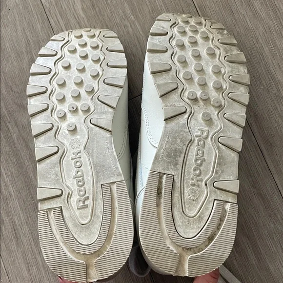 Reebok women’s class is leather sneaker in alabaster/maroon/chalk size 6 - Picture 6 of 8